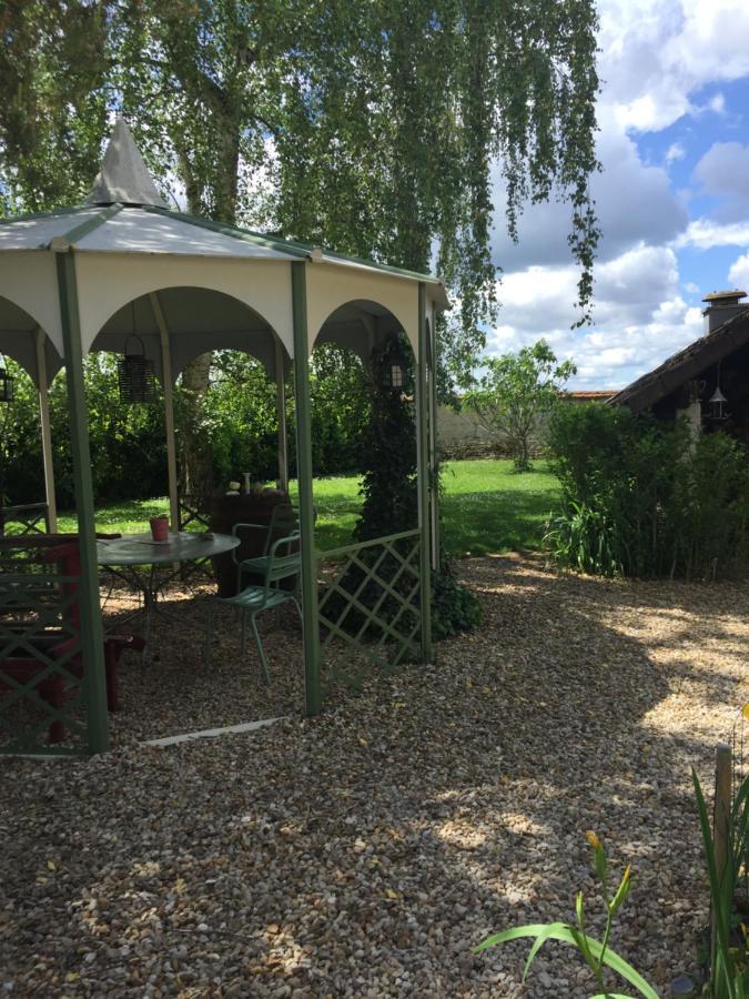 Sous La Tour Bed & Breakfast Agencourt ภายนอก รูปภาพ